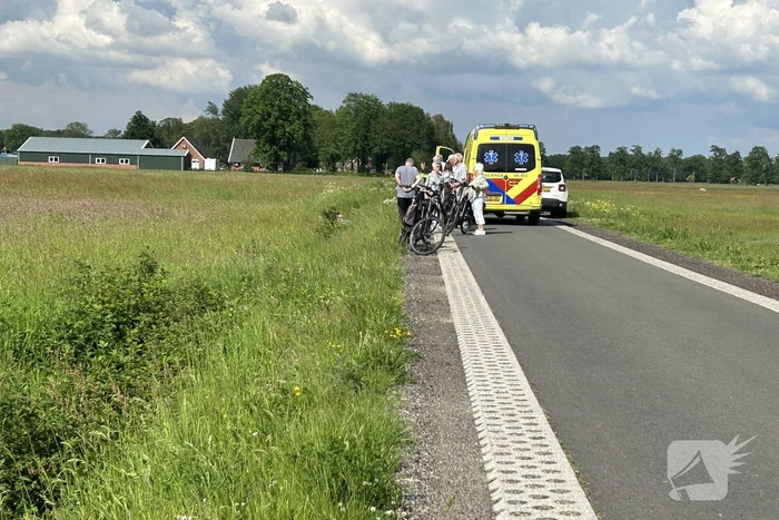 Oudere fietser belandt in sloot en raakt gewond