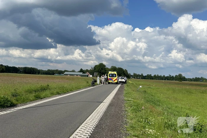 Oudere fietser belandt in sloot en raakt gewond