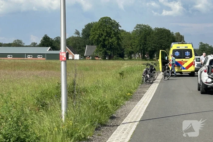 Oudere fietser belandt in sloot en raakt gewond