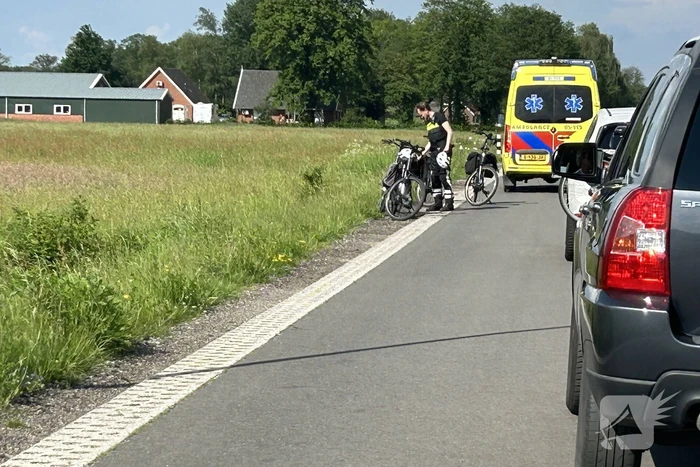 Oudere fietser belandt in sloot en raakt gewond