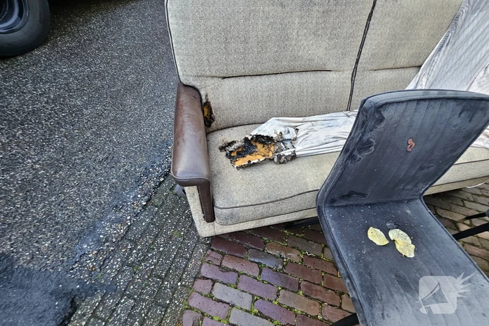 Bankstel vat vlam door batterij
