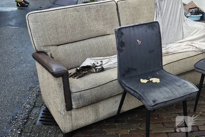 Bankstel vat vlam door batterij