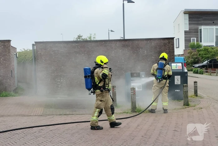 Brandweer dooft brand in ondergrondse vuilcontainer