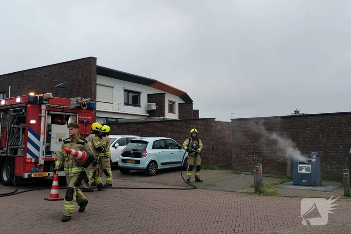 Brandweer dooft brand in ondergrondse vuilcontainer