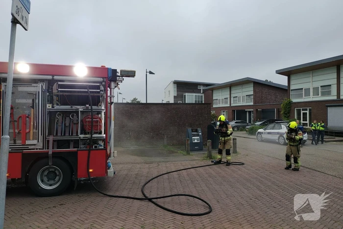 Brandweer dooft brand in ondergrondse vuilcontainer