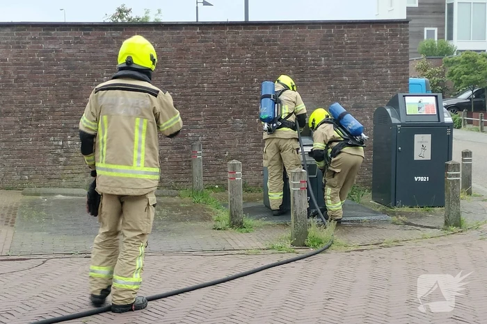 Brandweer dooft brand in ondergrondse vuilcontainer