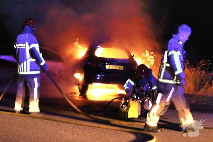 Auto brandt volledig uit