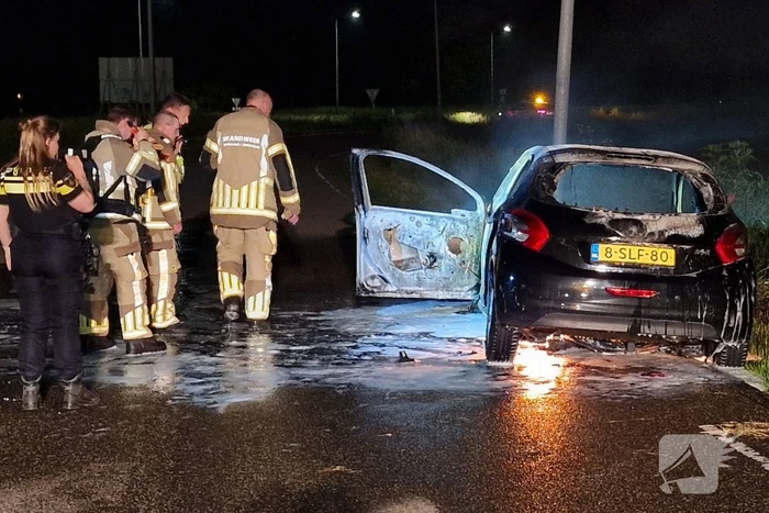 Auto brandt volledig uit