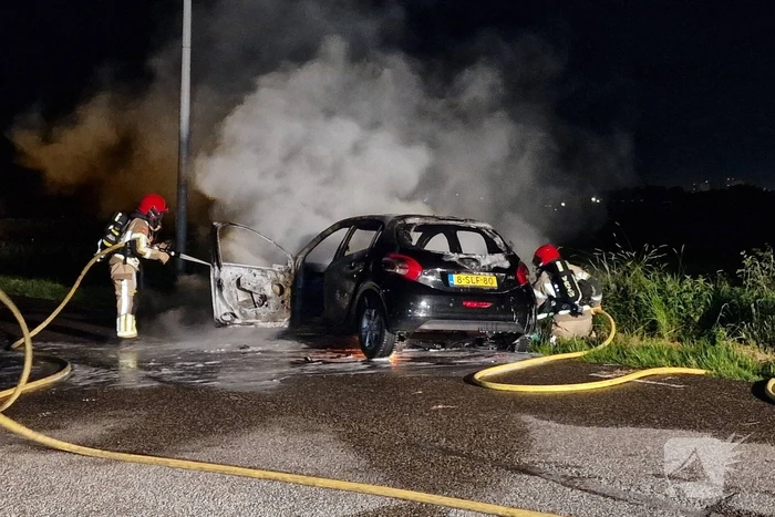 Auto brandt volledig uit