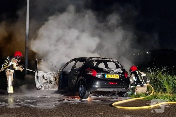 Auto brandt volledig uit