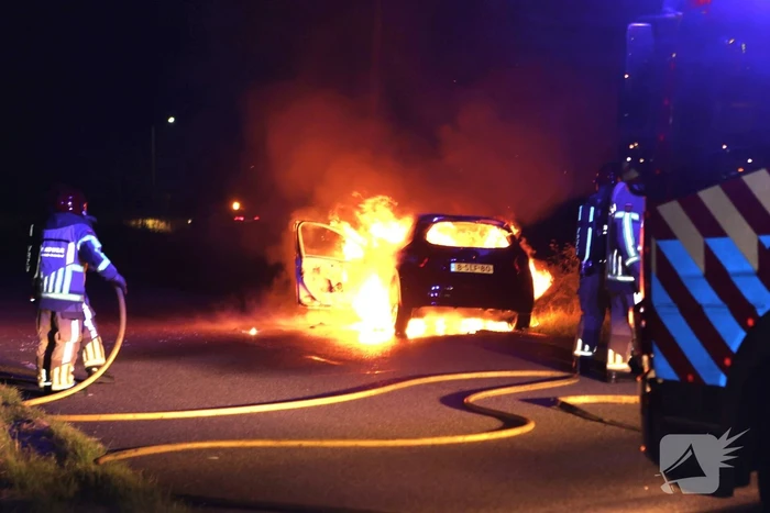 Auto brandt volledig uit