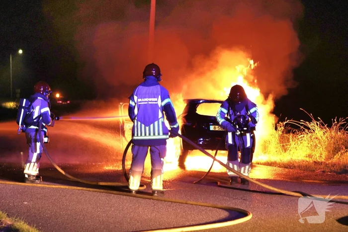 Auto brandt volledig uit