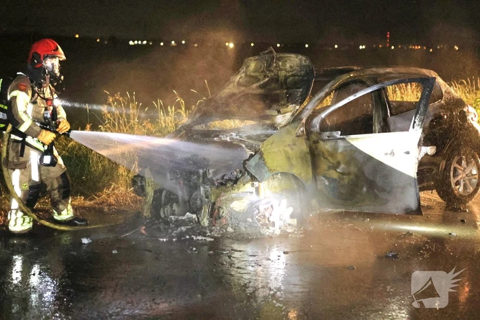 Auto brandt volledig uit