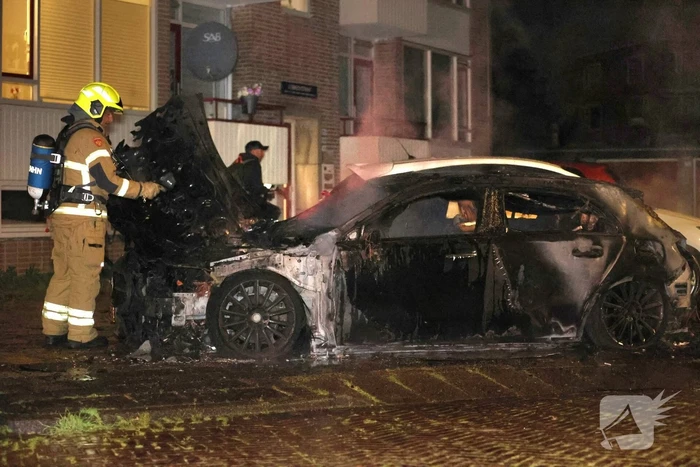 Auto volledig verwoest door felle brand