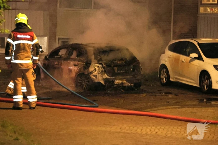 Auto volledig verwoest door felle brand