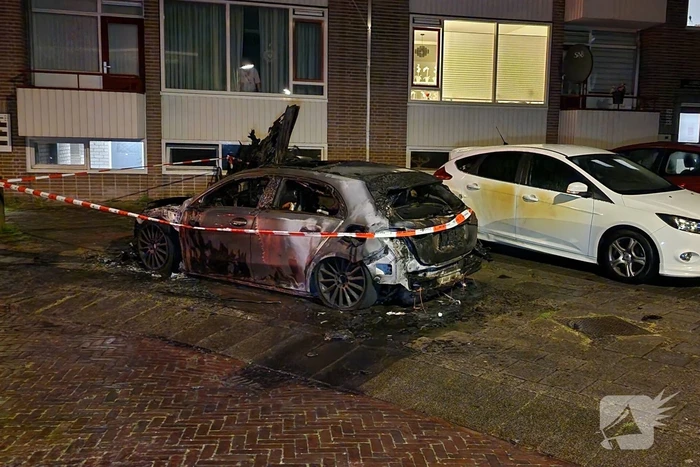 Auto volledig verwoest door felle brand
