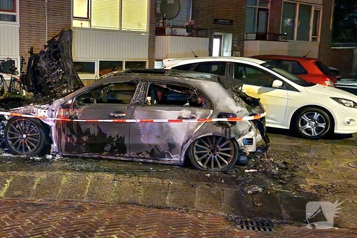 Auto volledig verwoest door felle brand