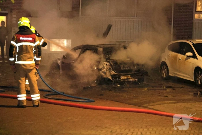 Auto volledig verwoest door felle brand