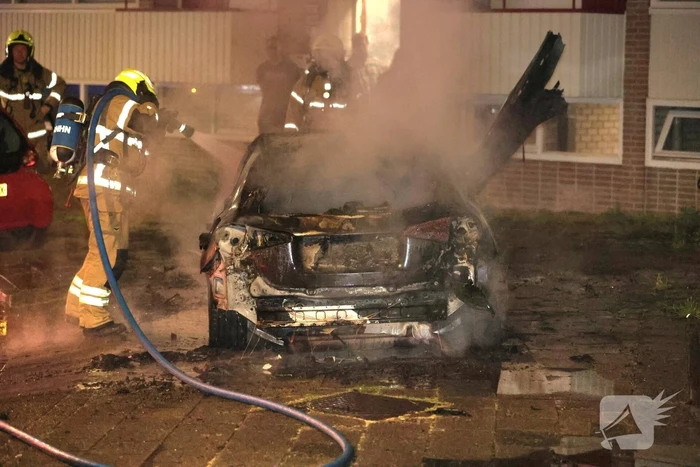 Auto volledig verwoest door felle brand