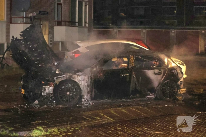 Auto volledig verwoest door felle brand