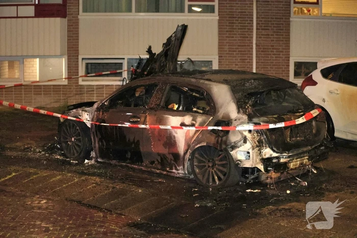 Auto volledig verwoest door felle brand