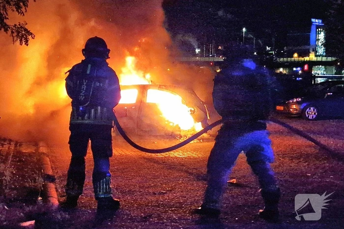 Auto volledig verwoest door felle brand