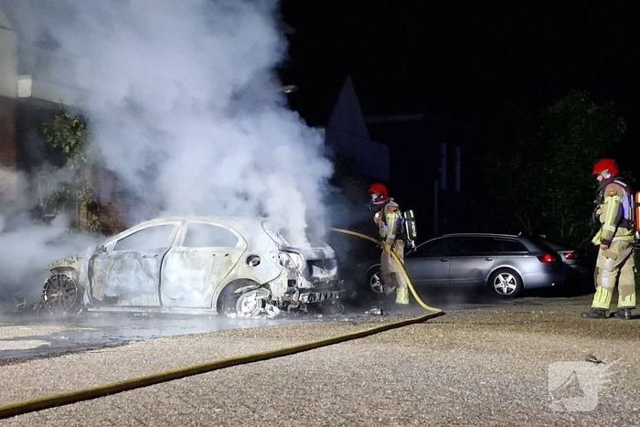 Auto volledig verwoest door felle brand