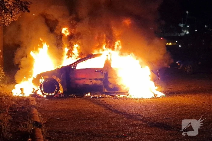 Auto volledig verwoest door felle brand