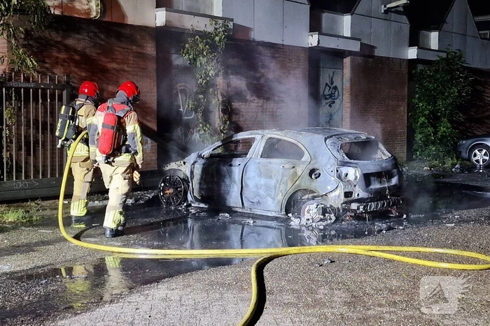 Auto volledig verwoest door felle brand