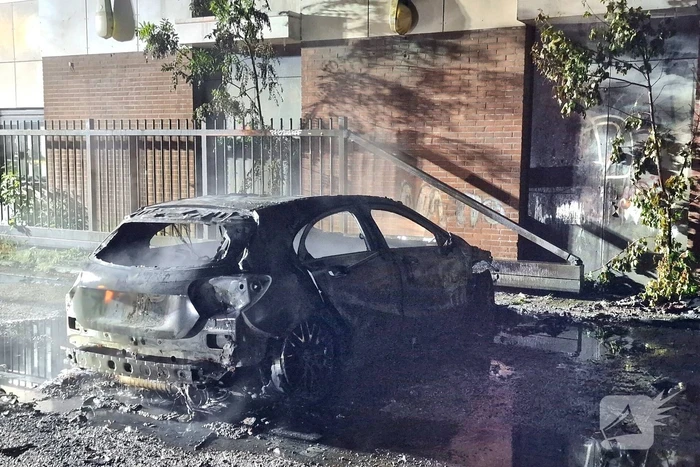 Auto volledig verwoest door felle brand