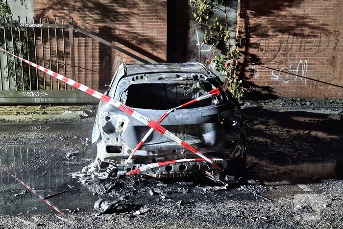 Auto volledig verwoest door felle brand
