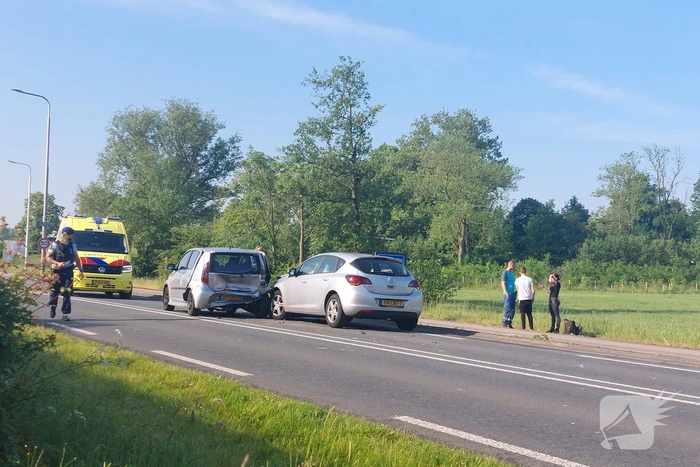 Schade bij ongeval tussen drie voertuigen
