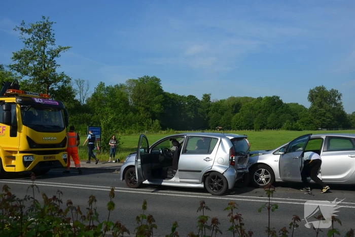 Schade bij ongeval tussen drie voertuigen