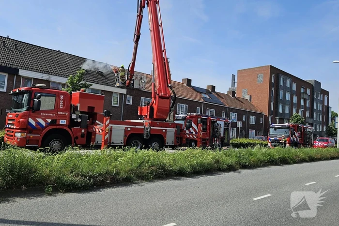 Ambulancemedewerkers ontdekken uitslaande woningbrand