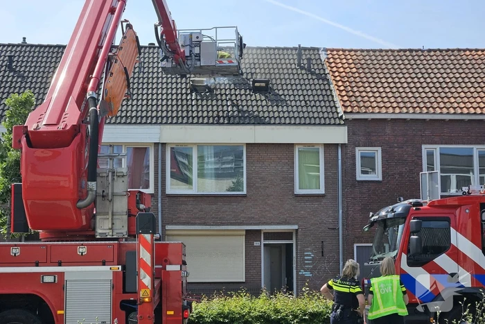 Ambulancemedewerkers ontdekken uitslaande woningbrand