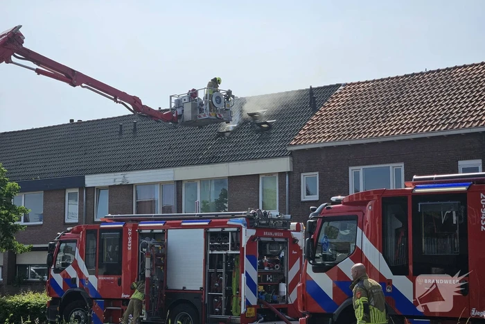 Ambulancemedewerkers ontdekken uitslaande woningbrand