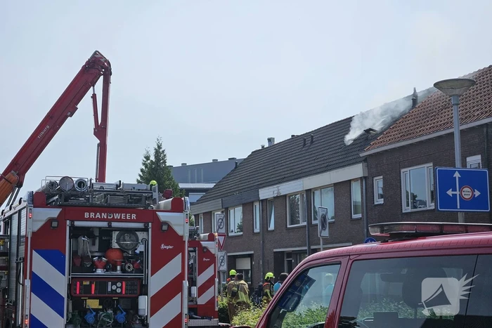 Ambulancemedewerkers ontdekken uitslaande woningbrand