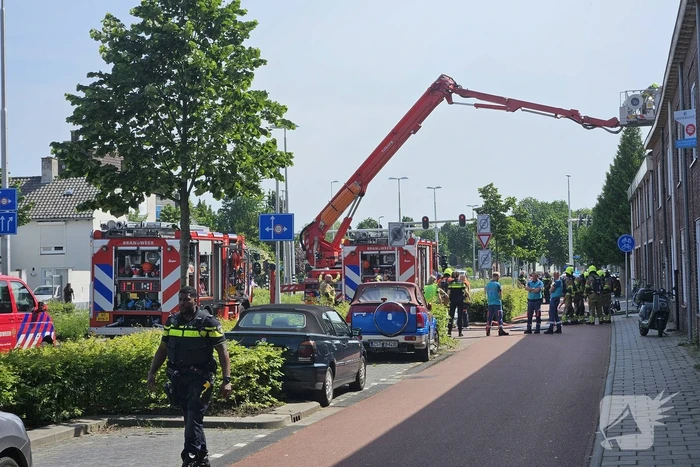 Ambulancemedewerkers ontdekken uitslaande woningbrand