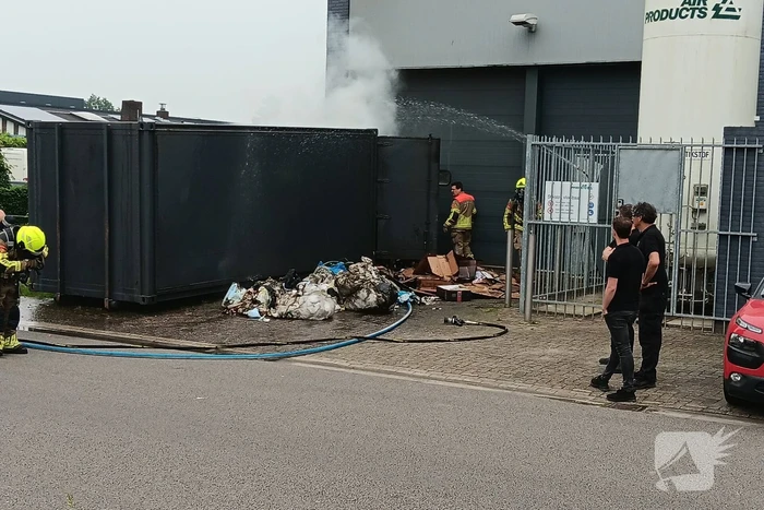 Brand in grote vuilcontainer