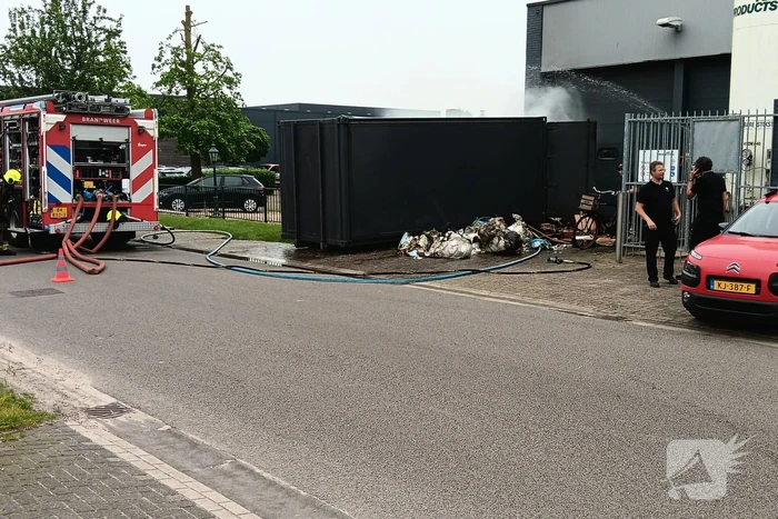 Brand in grote vuilcontainer
