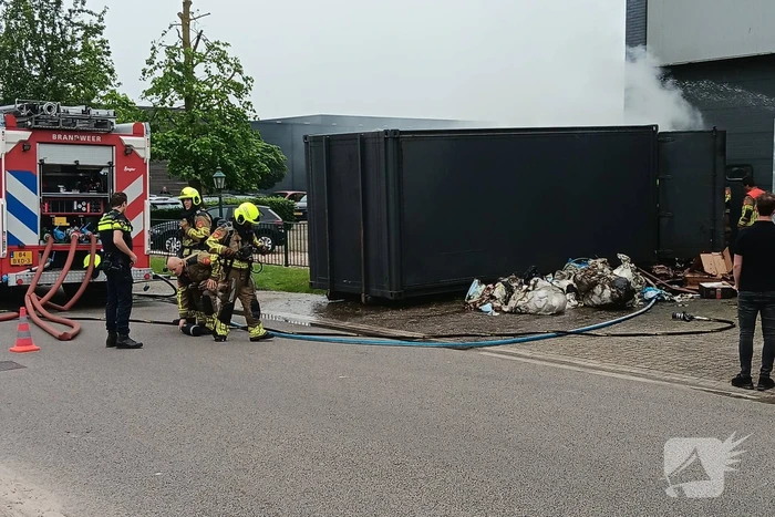 Brand in grote vuilcontainer