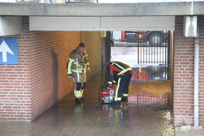 Wederom wateroverlast bij flatgebouw