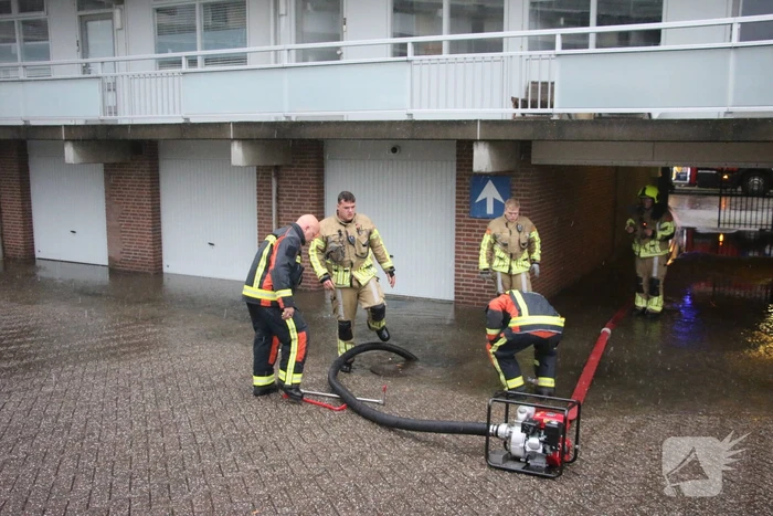 Wederom wateroverlast bij flatgebouw
