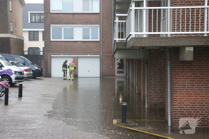 Wederom wateroverlast bij flatgebouw