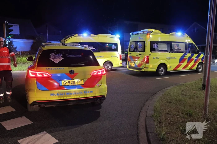 Fietser zwaargewond bij aanrijding met twee auto's