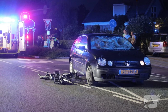 Fietser zwaargewond bij aanrijding met twee auto's