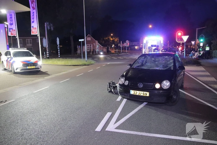 Fietser zwaargewond bij aanrijding met twee auto's