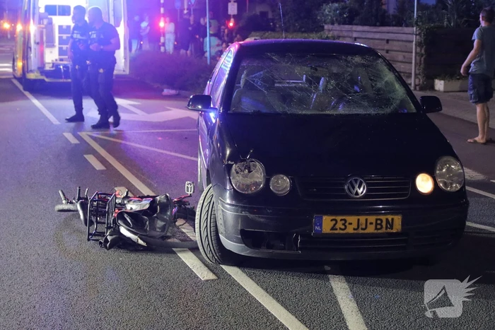 Fietser zwaargewond bij aanrijding met twee auto's