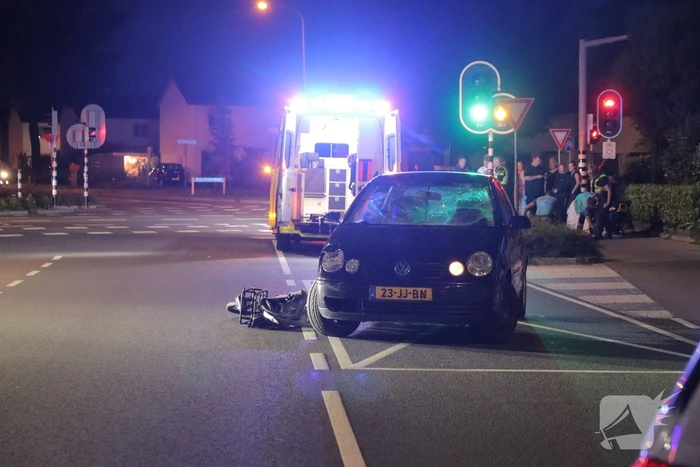 Fietser zwaargewond bij aanrijding met twee auto's