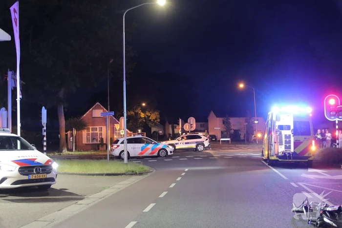 Fietser zwaargewond bij aanrijding met twee auto's